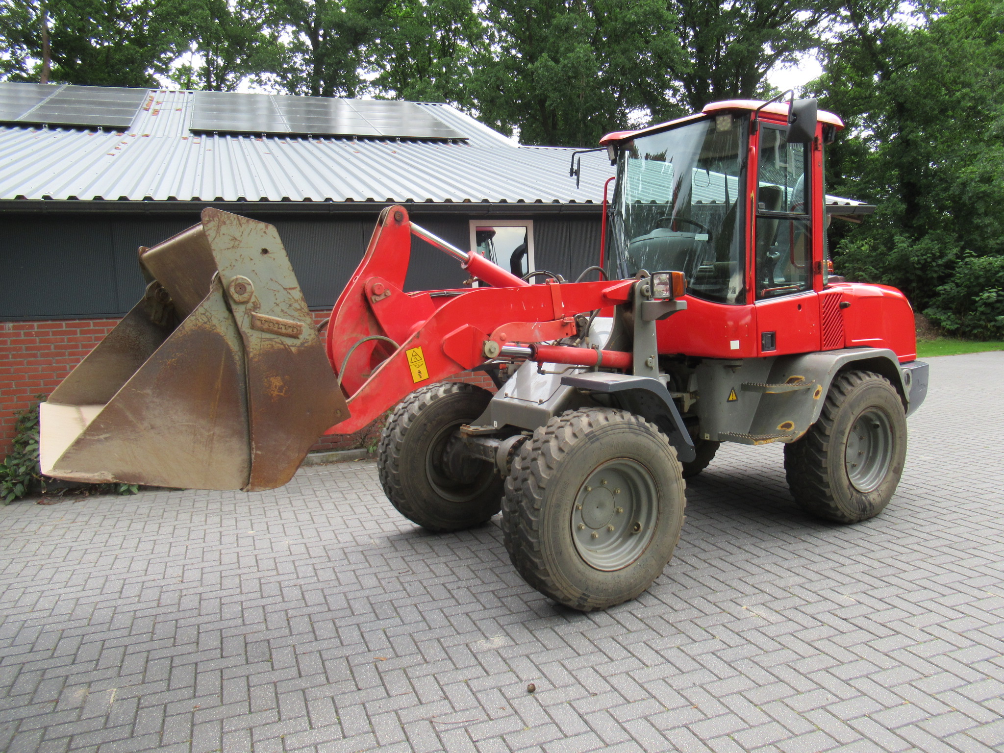 Rode Volvo loader